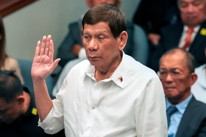 ARCHIVO - El presidente de Filipinas, Rodrigo Duterte, hace un juramento durante una comisión del Senado sobre su campaña antidroga durante su gobierno, en el Senado de Filipinas, el 228 de octubre de 2024 en Manila, Filipinas. (AP Foto/Aaron Favila, Archivo)