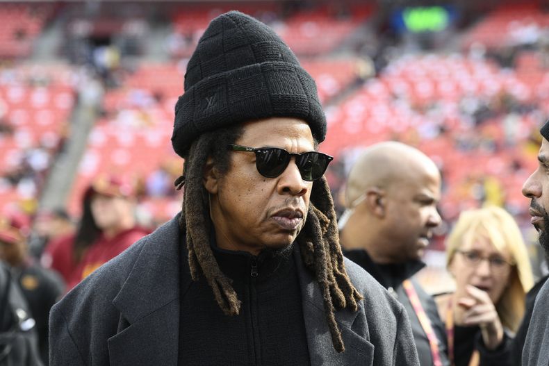 ARCHIVO - El músico Jay-Z en el campo antes de un partido de fútbol americano de la NFL entre los Commanders de Washington y los Cowboys de Dallas, el 24 de noviembre de 2024, en Landover, Maryland. (Foto AP/Nick Wass, archivo)