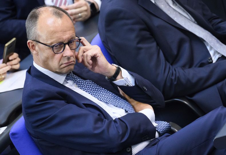 ARCHIVO - Friedrich Merz, presidente del Partido Demócrata Cristiano alemán y de su bloque parlamentario asiste a una sesión del Bundestag, Berlín, 5 de julio de 2023. El dirigente de la oposición conservadora alemana dijo el martes 11 de julio de 2023 que la migración en gran escala es uno de los problemas más grandes del país y una de las principales razones del auge de la extrema derecha. (Bernd von Jutrczenka/dpa via AP, File)