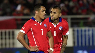 americateve | Los jugadores de la selecci&oacute;n de Chile, Alexis S&aacute;nchez, izquierda, y Arturo Vidal, conversan durante un amistoso contra Irlanda del Norte el mi&eacute;rcoles, 4 de junio de 2014, en Valpara&iacute;so, Chile. (AP Photo/Luis Hidalgo)