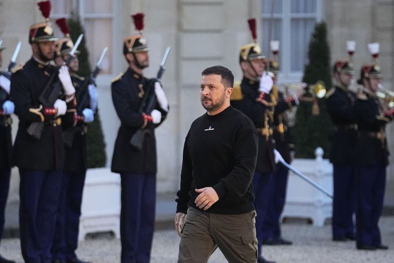 El presidente de Ucrania, Volodymyr Zelenskyy, pasa junto a guardias republicanos a su llegada al Palacio del Elíseo el domingo 14 de mayo de 2023. El presidente de Ucrania, Volodymyr Zelenskyy, visitó Gran Bretaña el lunes mientras el cercano aliado de Kiev se preparaba para prestar más ayuda militar en un esfuerzo de cambiar el rumbo de la guerra. (AP Foto/Michel Euler)