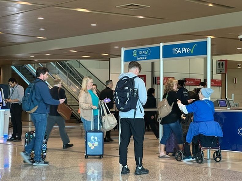 Unas personas pasan por el PreCheck en el Aeropuerto Dallas Love Field, en Texas, el 22 de febrero de 2026. (AP Foto/Jamie Stengle)