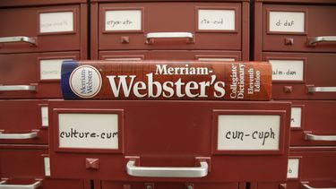 ARCHIVO- Un diccionario Merriam-Webster sobre un cajón de citas en las oficinas de la editorial del diccionario el 9 de diciembre de 2014, en Springfield, Massachusetts. La palabra del año de Merriam-Webster para 2023 es auténtico. (Foto AP/Stephan Savoia, archivo)