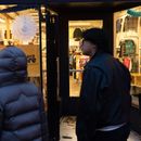 Personas pasan enfrente de la vitrina de una tienda en Portland, Oregon, el 6 de enero del 2026. (AP foto/Jenny Kane)