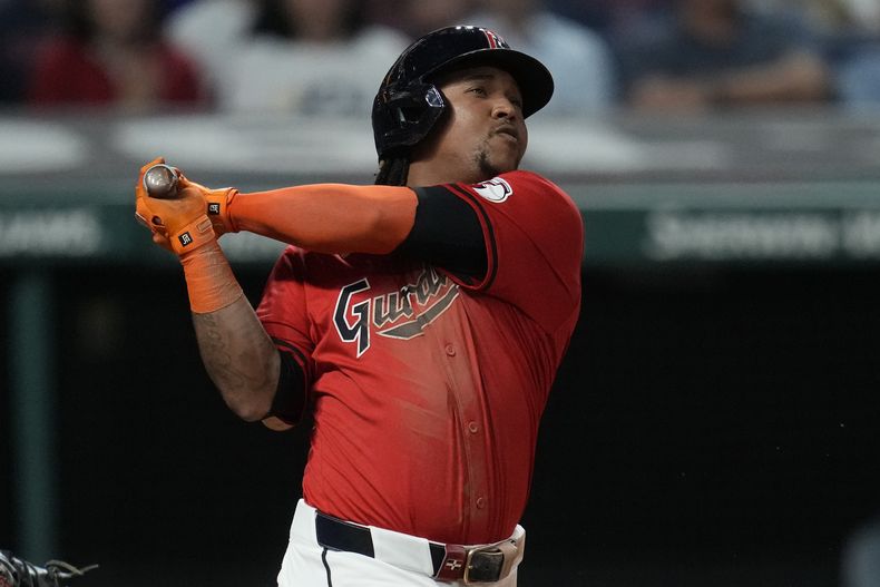 José Ramirez, de los Guardianes de Cleveland, observa su jonrón en la octava entrada del juego de béisbol en contra de los Rojos de Cincinnati, en Cleveland, el miércoles 25 de septiembre de 2024. (AP Photo/Sue Ogrocki)