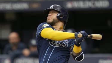 ARCHIVO - El colombiano Harold Ramírez, de los Rays de Tampa Bay, batea en el segundo juego de la serie de comodines de la Liga Americana ante los Rangers de Texas, el 4 de octubre de 2023 (AP Foto/John Raoux, archivo)
