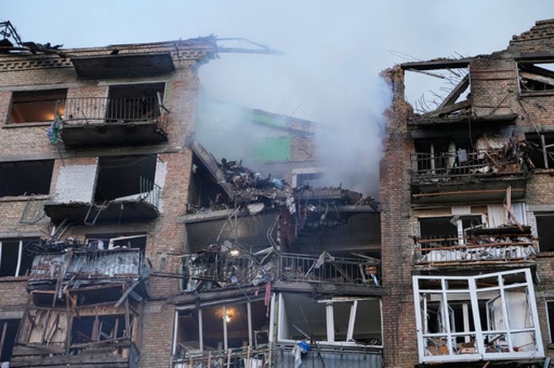 Un edificio residencial dañado tras un ataque con misiles rusos en Kiev, Ucrania, el domingo 24 de mayo de 2026. (AP Foto/Efrem Lukatsky)