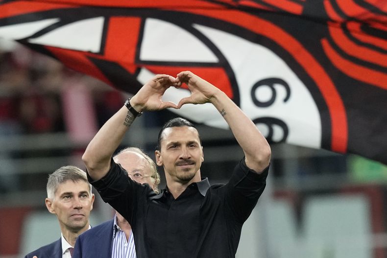 Zlatan Ibrahimovic del AC Milan reacciona durante la ceremonia de despedido tras el partido al final de la temporada de la Serie A ante el Hellas Verona en San Siro el domingo 4 de junio del 2023. (AP Foto/Antonio Calanni)