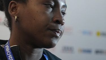 Coco Gauff durante una rueda de prensa tras perder ante Elise Mertens en la cuarta ronda del Abierto de China, el miércoles 7 de octubre de 2026, en Beijing. (AP Foto/Andy Wong)