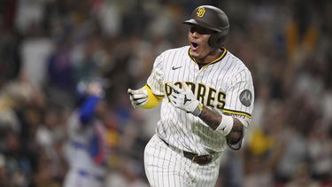 Manny Machado de los Padres de San Diego celebra su jonrón de tres carreras en la séptima ante los Mets de Nueva York el martes 29 de julio del 2025. (AP Foto/Gregory Bull)