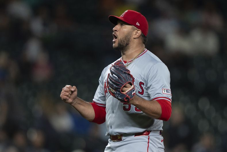 El lanzador relevista de los Angelinos de Los Ángeles, Carlos Estévez, celebra después de un juego de béisbol contra los Marineros de Seattle, el lunes 22 de julio de 2024, en Seattle. (AP Foto/Stephen Brashear)