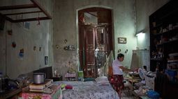 Mercedes Lopez Rey, de 83 años, se ve de pie en su apartamento de una habitación en la zona antigua de La Habana, Cuba, el viernes 10 de abril de 2026. (AP Foto/Ramón Espinosa)