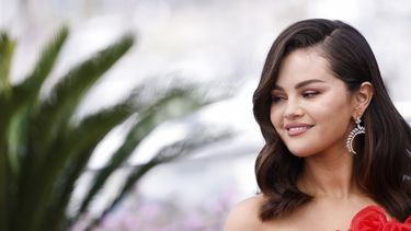 Selena Gomez posa en una sesión de la película Emilia Perez en la 77a edición del Festival de Cine de Cannes, en Francia el domingo 19 de mayo de 2024. (Foto Vianney Le Caer/Invision/AP)