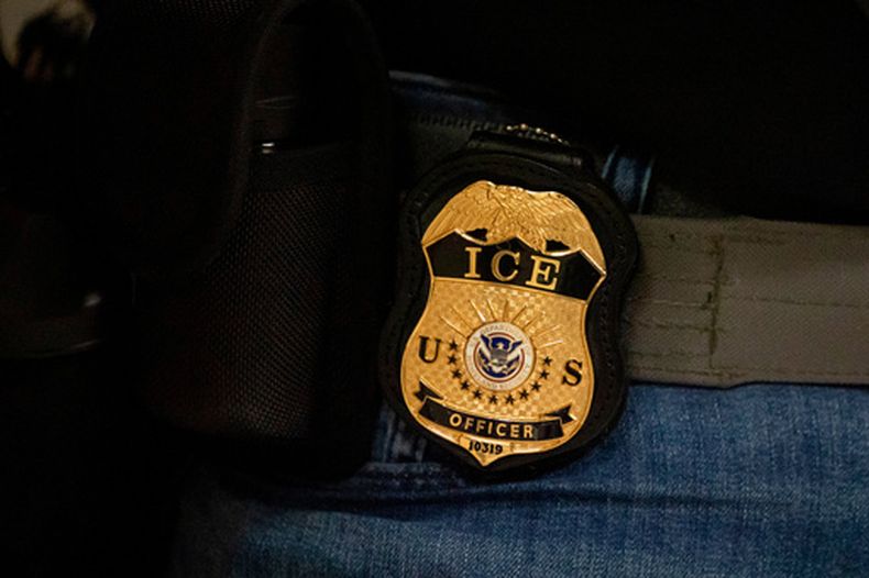 La placa de un agente del Servicio de Inmigración y Control de Aduanas fuera de un tribunal de inmigración en el Edificio Federal Jacob K. Javits, el 10 de junio de 2025, en Nueva York. (AP Foto/Yuki Iwamura, Archivo)