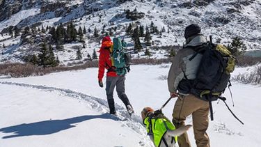 Foto entregada por la Policía del condado Chaffee, que muestra a voluntarios buscando a montañistas desaparecidos cerca de la montaña West Apostle Mountain, en Colorado, el 28 de octubre del 2026. (Policía del condado Chaffee via AP)