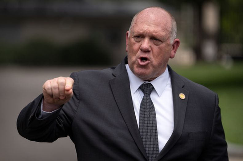 El coordinador de la Casa Blanca para la política fronteriza, Tom Homan, habla con periodistas frente a la residencia presidencial el lunes 20 de julio de 2026, en Washington. (AP Foto/Mark Schiefelbein)