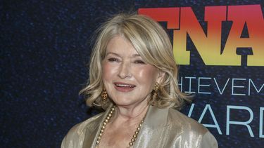ARCHIVO - Martha Stewart asiste a los premios Footwear News Achievement en Cipriani South Street el miércoles 29 de noviembre de 2023, en Nueva York. (Foto Andy Kropa/Invision/AP, archivo)