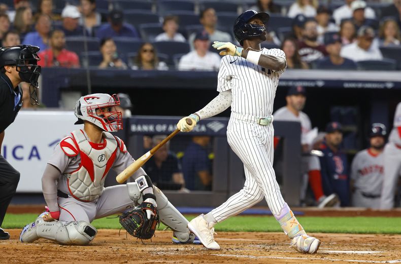 Jazz Chisholm Jr., de los Yankees de Nueva York, termina su swing en un jonrón de dos carreras durante la segunda entrada de un juego de béisbol contra los Medias Rojas de Boston, el domingo 24 de agosto de 2025, en Nueva York. (AP Photo/Noah K. Murray)