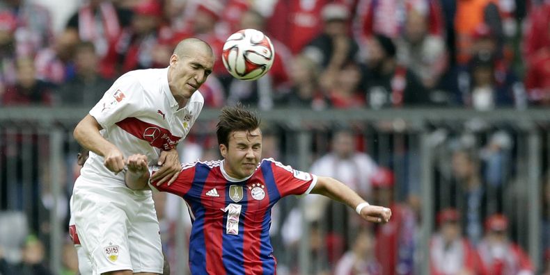 El delantero del Bayern M&uacute;nich Mario Goetze (der), autor del gol que le dio a Alemania la Copa Mundial, pelea un bal&oacute;n a&eacute;reo con Oriol Romeu, de Stuttgart, el 13 de septiembre del 2014 en M&uacute;nich. En Goetze Bayern cifra muchas d