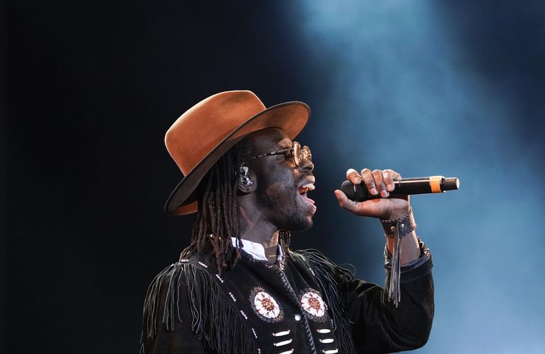 ARCHIVO - Eric Burton de los Black Pumas se presenta en la 22ª edición del festival de música Vive Latino en la Ciudad de México, el domingo 20 de marzo de 2022. (Foto AP/Eduardo Verdugo, archivo)