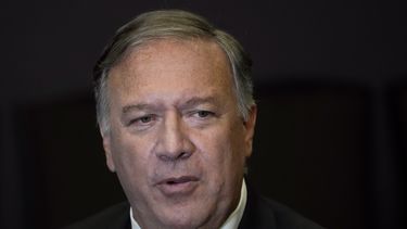 Aún no hallan costosa bote de whisky regalada a Pompeo