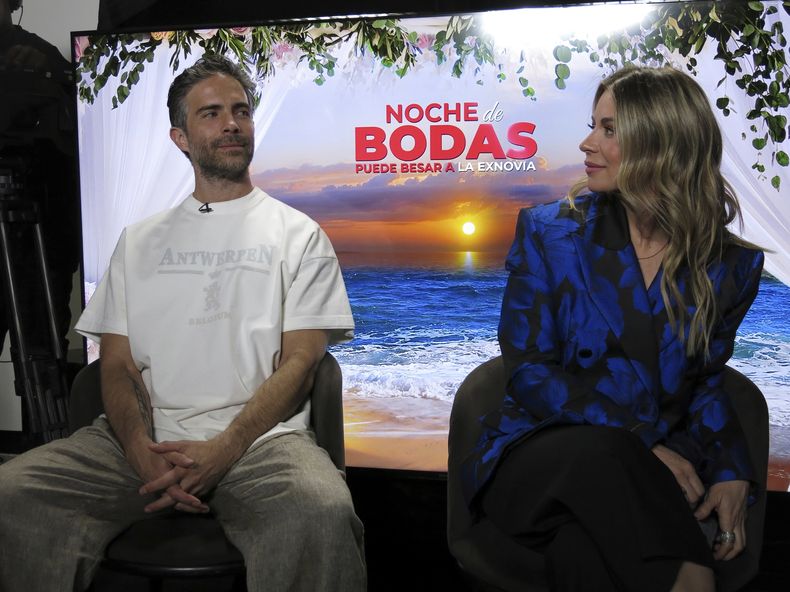 El actor y director Osvaldo Benavides, izquierda, y la actriz Ludwika Paleta posan para un retrato durante una entrevista sobre la película Noche de Bodas en la Ciudad de México el miércoles 28 de febrero de 2024. (Foto AP/Berenice Bautista)