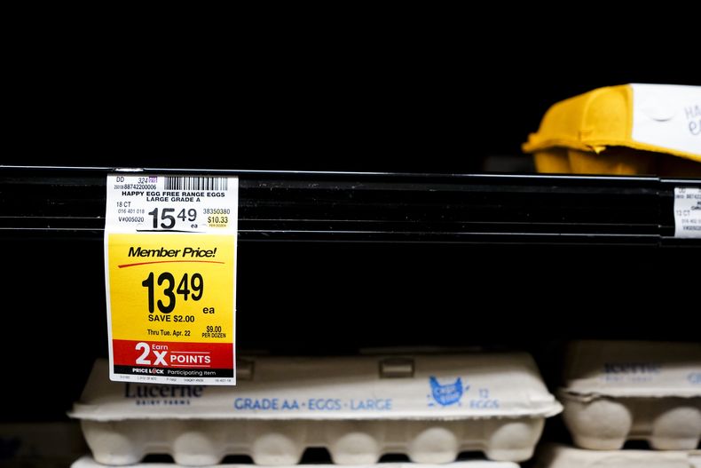 Un anaquel con algunas cajas de huevo en una tienda en Safeway, el 27 de enero de 2025, en Seattle. (AP Foto/Lindsey Wasson)