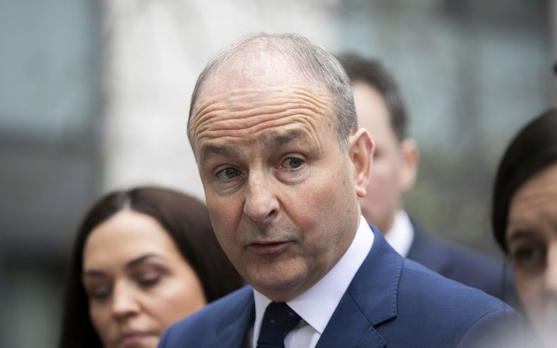 El líder de Fianna Fail Micheál Martin habla con los medios en Dublín, el domino 19 de enero de 2025. (Gareth Chaney/PA via AP)