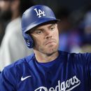 Freddie Freeman, de los Dodgers de Los Ángeles, festeja en la cueva luego de conectar un jonrón ante los Atléticos de Oakland, el jueves 3 de agosto de 2023 (AP Foto/Ashley Landis)