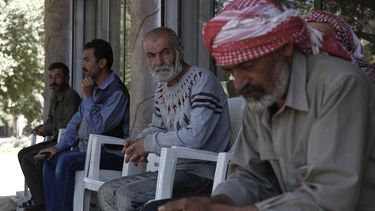 Ahmad Hammadi, centro, recibe condolencias por la muerte de su hijo Mohammed, quien murió durante un ataque israelí al amanecer en la aldea de Beit Jin, en el sur de Siria, el jueves 12 de junio de 2025. (AP Foto AP/Omar Sanadiki)
