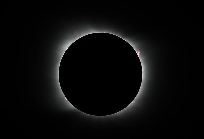 ARCHIVO - La luna tapa al sol durante un eclipse en Piedra del Águila, Argentina, el lunes 14 de diciembre de 2020 (AP Foto/Natacha Pisarenko)
