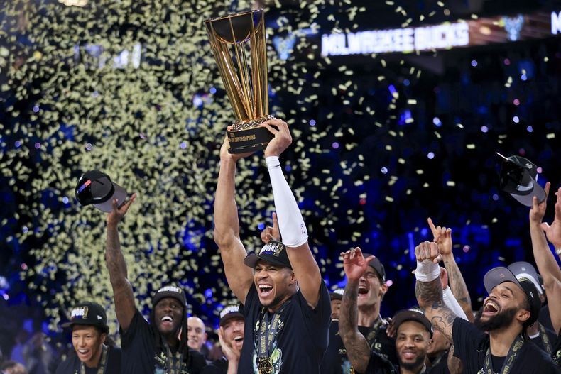 El alero de los Bucks de Milwaukee Giannis Antetokounmpo celebra con el trofeo tras ganar la NBA Cup al vencer en la final al Thunder de Oklahoma City el martes 17 de diciembre del 2024 en Las Vegas. (AP Foto/Ian Maule)