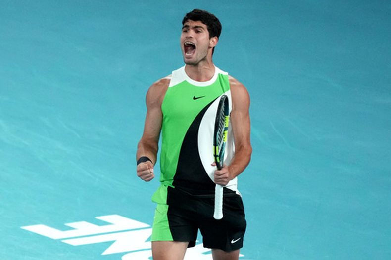 El tenista español Carlos Alcaraz reacciona durante la final masculina contra el serbio Novak Djokovic en el Abierto de Australia en Melbourne, Australia, el domingo 1 de febrero de 2026.(AP Foto/Mark Baker)