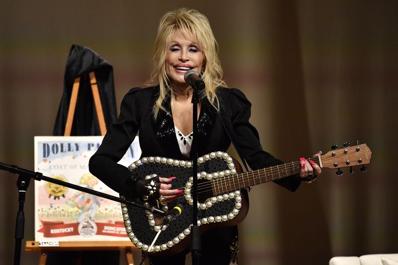 Dolly Parton durante una presentación para celebrar la expansión de su programa Imagination Library en Kentucky en el Lyric Theatre en Lexington, Kentucky, el martes 27 de agosto de 2024. La biblioteca ahora está disponible para los 120 condados de Kentucky y ofrece libros gratuitos a niños de hasta 5 años. (Foto AP/Timothy D. Easley)