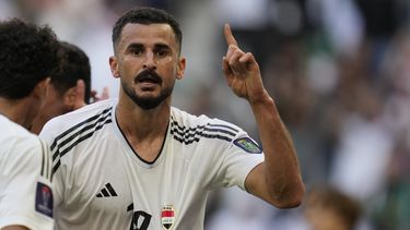 Aymen Hussein de Irak celebra tras anotar el segundo gol de su equipo en el encuentro ante Japón en el Grupo C de la Copa Asiática en Qatar el viernes 19 de enero del 2024. (AP Foto/Aijaz Rahi)