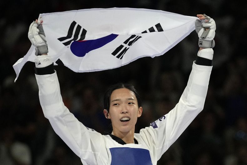 La surcoreana Kim Yujin festeja luego de conseguir el oro en el taekwondo olímpico, en la categoría de los 57 kilogramos, el jueves 8 de agosto de 2024 en París (AP Foto/Andrew Medichini)