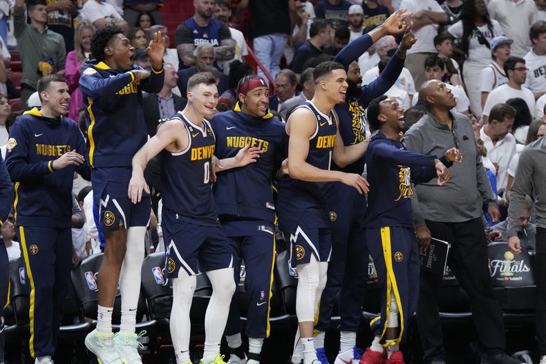 Los Nuggets de Denver festejan la victoria sobre el Heat de Miami, el viernes 9 de junio de 2023, en las Finales de la NBA (AP foto/Wilfredo Lee)