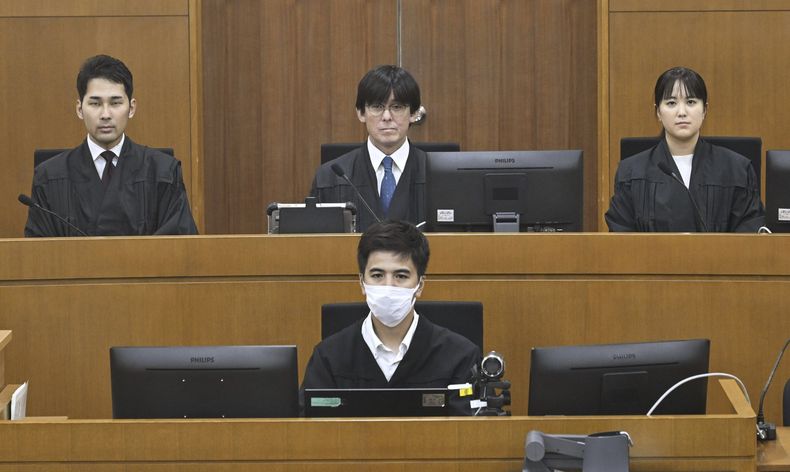 Miembros de la judicatura, como el juez Kazuhiko Obata, en el centro al fondo, durante un caso de agresión sexual de un infante de Marina de Estados Unidos en la corte de distrito de Naha en Okinawa, en la prefectura Naha, en el sur de Japón, el martes 24 de julio de 2025. (Japón Pool/Kyodo News via AP)