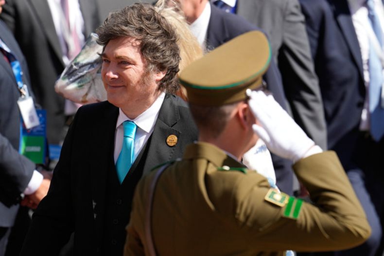 El presidente de Argentina, Javier Milei, llega al Congreso para la ceremonia de investidura del presidente de Chile, José Antonio Kast, en Valparaíso, Chile, el miércoles 11 de marzo de 2026. (Foto AP/Gustavo Garello)