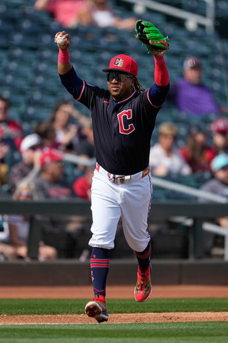 José Ramírez, tercera base de los Guardianes de Cleveland, celebra el final de la parte alta de la segunda entrada contra los Diamondbacks de Arizona, durante un partido de béisbol de los entrenamientos de primavera, el lunes 23 de febrero de 2026, en Goodyear, Arizona. (AP Foto/Chris Carlson)