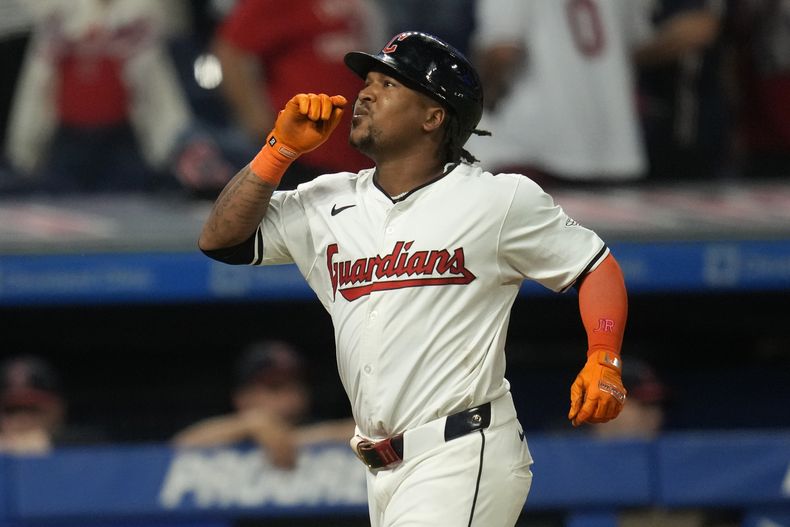 José Ramírez, de los Guardianes de Cleveland, hace un gesto mientras corre hacia el plato con un jonrón en la octava entrada, el sábado 14 de septiembre de 2024, en Cleveland. (AP Foto/Sue Ogrocki)