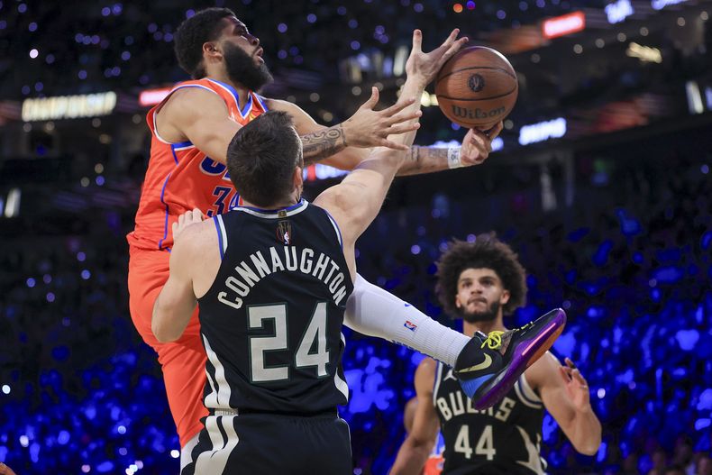 El alero del Thunder de Oklahoma City Kenrich Williams pelea por el rebote con el base de los Bucks de Milwaukee Pat Connaughton en la final de la NBA Cup el martes 17 de diciembre del 2024. (AP Foto/Ian Maule)