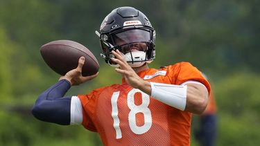 El quarterback novato de los Bears de Chicago Caleb Williams lanza el balón durante un entrenamiento durante el minicampamento del equipo el martes 4 de junio del 2024. (AP Foto/Nam Y. Huh)