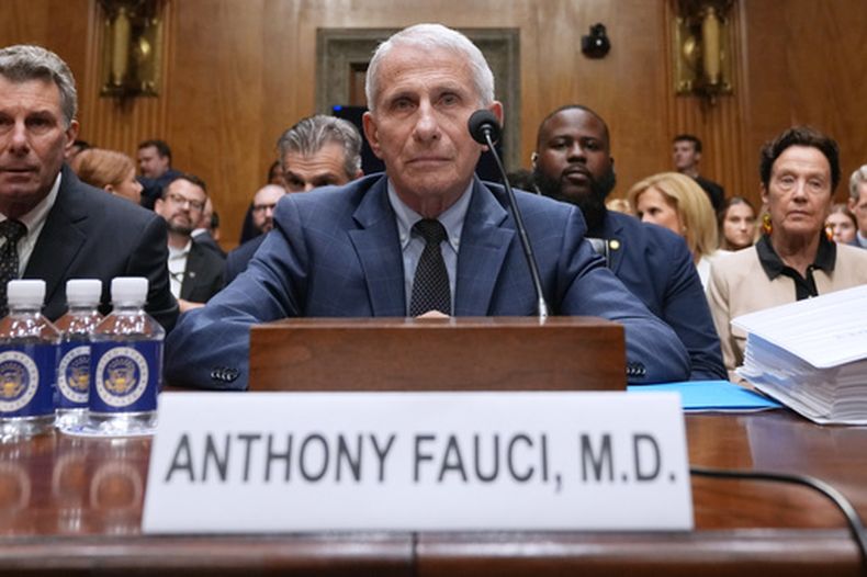 El doctor Anthony Fauci comparece ante el Comité de Asuntos de Seguridad Nacional y Gobierno del Senado, en el Capitolio, el miércoles 29 de julio de 2026, en Washington. (AP Foto/Allison Robbert)