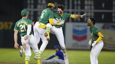 Jacob Wilson (centro-derecha) es felicitado tras conectar un sencillo que significó la victoria sobre los Rangers de Texas, el martes 24 de septiembre de 2024 (AP Foto/Godofredo A. Vásquez)