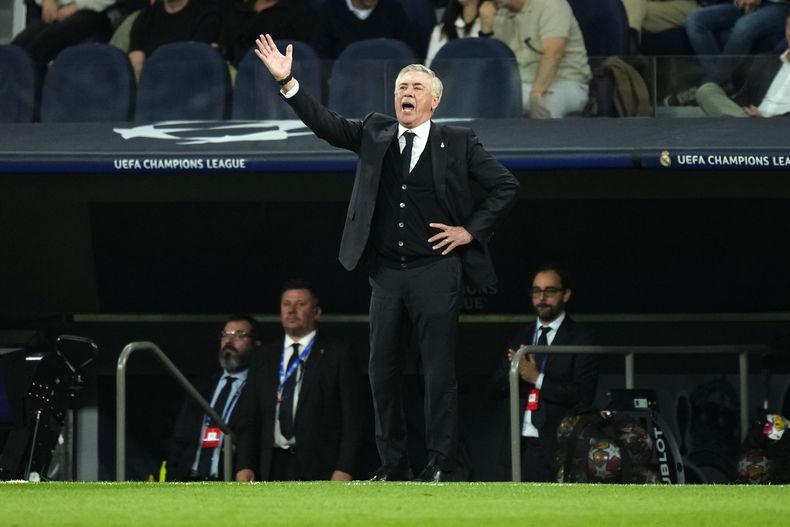 El técnico del Real Madrid Carlo Ancelotti da instrucciones durante la semifinal de vuelta de la Liga de Campeones ante el Bayern Munich el miércoles 8 de mayo del 2024. (AP Foto/Jose Breton)