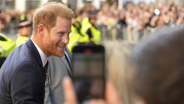 ARCHIVO - El príncipe Enrique de Gram Bretaña saluda al público al salir de la misa de acción del gracias del 10mo aniversario de los Juegos Invictus en la Catedral de San Pablo en Londres, el 8 de mayo de, 2024. Un abogado de la editorial del tabloide The Sun acusó al príncipe Enrique de incurrir en una obstrucción impactante y extraordinaria al destruir evidencia que buscaba para la demanda que interpuso el príncipe por violaciones a su privacidad y espionaje. (Foto AP/Kirsty Wigglesworth, archivo)