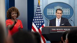 La secretaria de prensa de la Casa Blanca, Karine Jean-Pierre, izquierda, la da la palabra a un reportero durante una reunión con la prensa a la que acudió John Kirby, asesor de comunicaciones de seguridad nacional de la Casa Blanca, derecha, el lunes 12 de febrero de 2024, en la Casa Blanca en Washington. (AP Foto/Andrew Harnik)