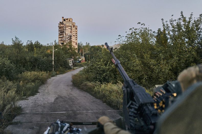ARCHIVO - Un soldado ucraniano mantiene su posición en Avdiivka el 18 de agosto de 2023, en la región de Donetsk, Ucrania. (AP Foto/Libkos, archivo)