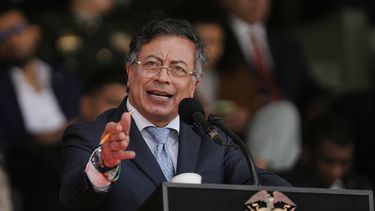 ARCHIVO - El presidente colombiano, Gustavo Petro, habla durante la ceremonia de investidura del general William Rincón como nuevo director de la Policía Nacional, el viernes 24 de octubre de 2025, en Bogotá, Colombia. (AP Foto/Iván Valencia, Archivo)